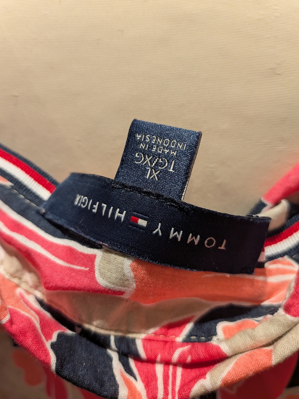 3 For $25 Tommy Hilfiger Coral Pink and Navy Floral Twist-Front Blouse Crop Top. - Picture 4 of 6